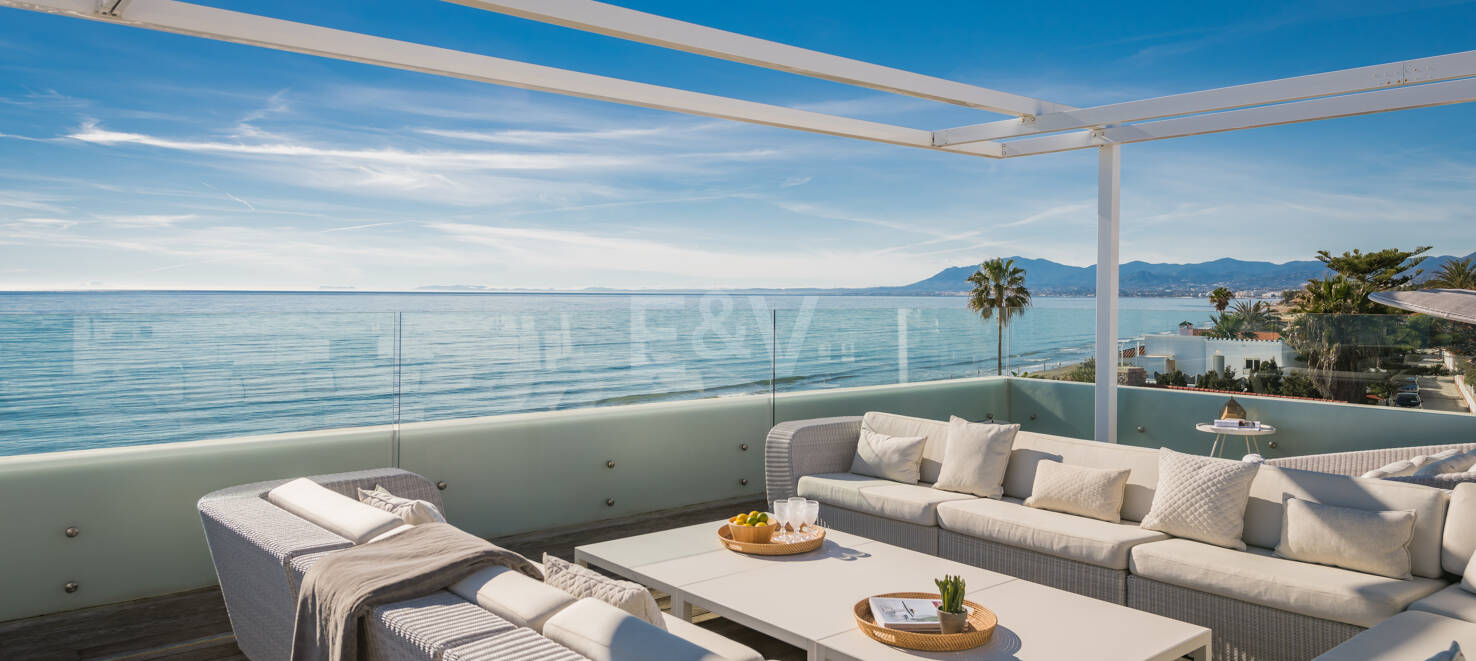 Villa en première ligne de plage contemporaine. Prix de 7,500 € à 17 000 € par semaine.