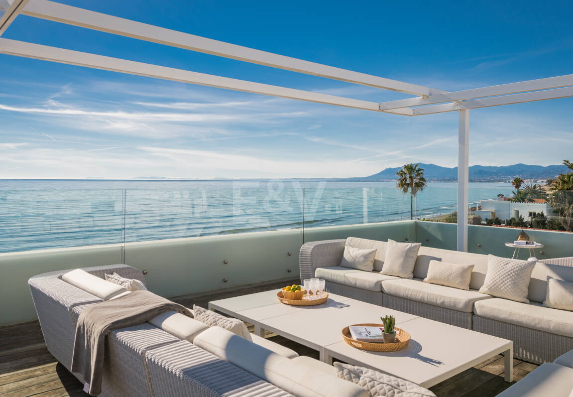 Villa en première ligne de plage contemporaine. Prix de 7,500 € à 17 000 € par semaine.