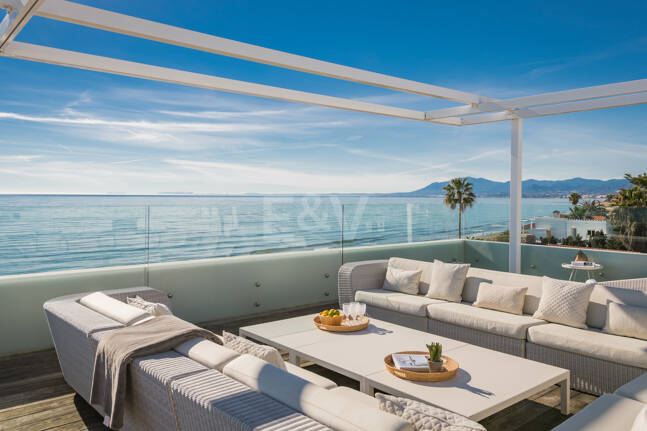 Villa en première ligne de plage contemporaine. Prix de 7,500 € à 17 000 € par semaine.