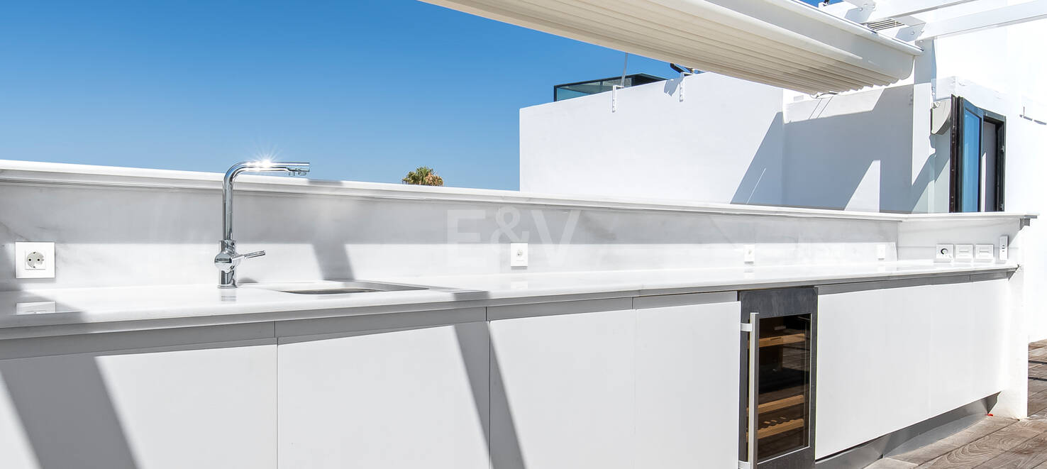 Villa en première ligne de plage contemporaine. Prix de 7,500 € à 17 000 € par semaine.