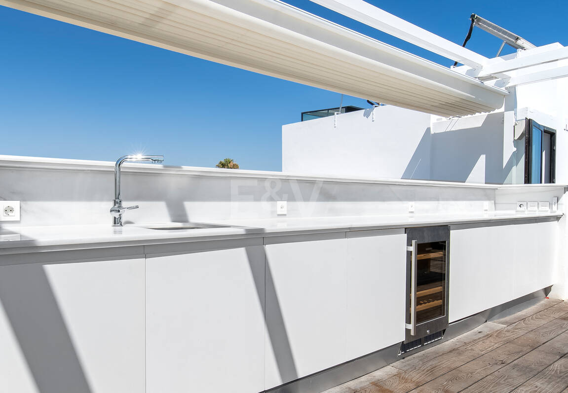 Villa en première ligne de plage contemporaine. Prix de 7,500 € à 17 000 € par semaine.