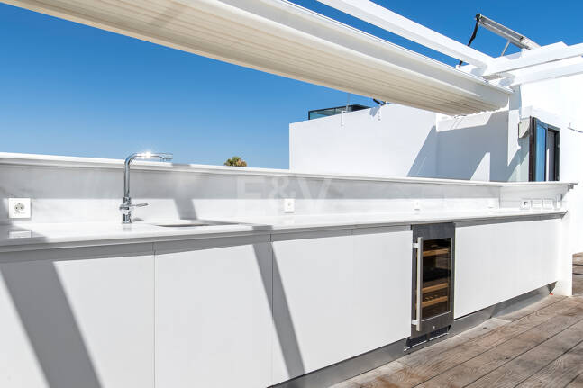 Villa en première ligne de plage contemporaine. Prix de 7,500 € à 17 000 € par semaine.