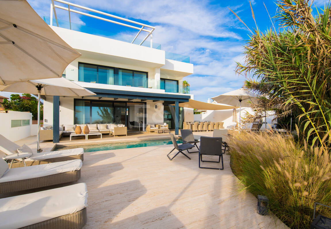 Villa en première ligne de plage contemporaine. Prix de 7,500 € à 17 000 € par semaine.
