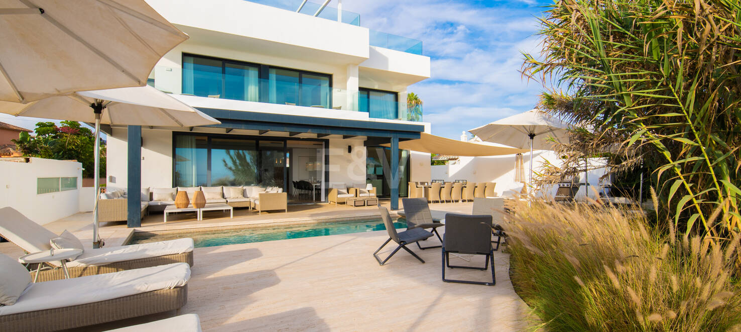 Villa en première ligne de plage contemporaine. Prix de 7,500 € à 17 000 € par semaine.