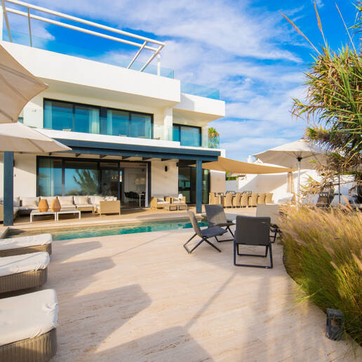 Villa en première ligne de plage contemporaine. Prix de 7,500 € à 17 000 € par semaine.