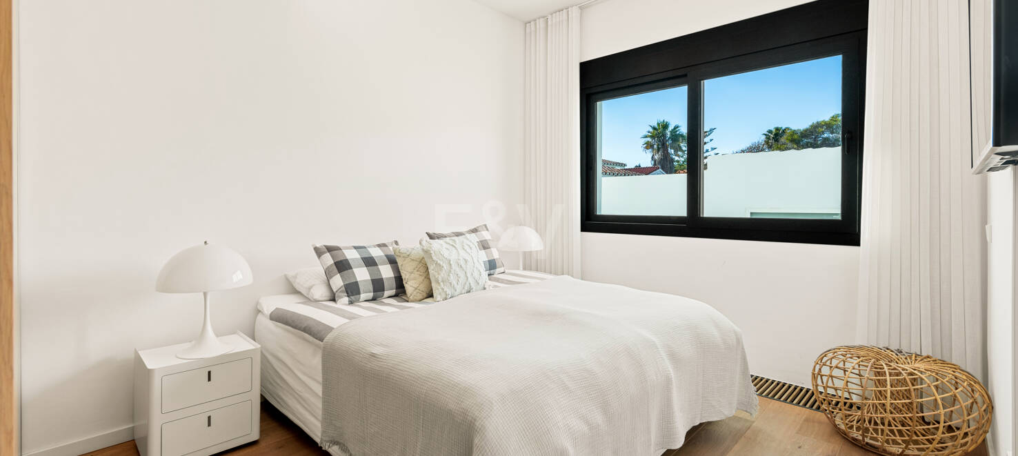 Villa en première ligne de plage contemporaine. Prix de 7,500 € à 17 000 € par semaine.
