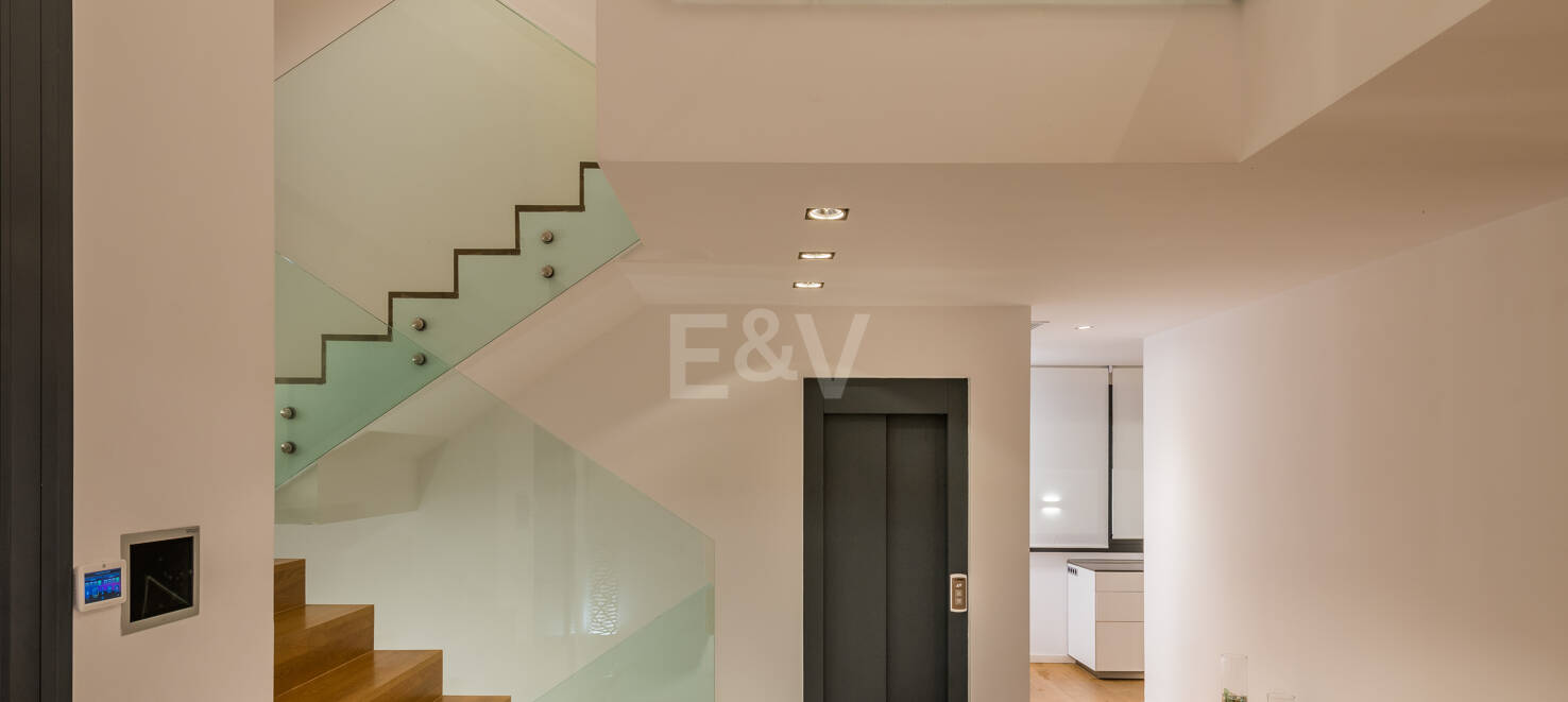 Villa en première ligne de plage contemporaine. Prix de 7,500 € à 17 000 € par semaine.