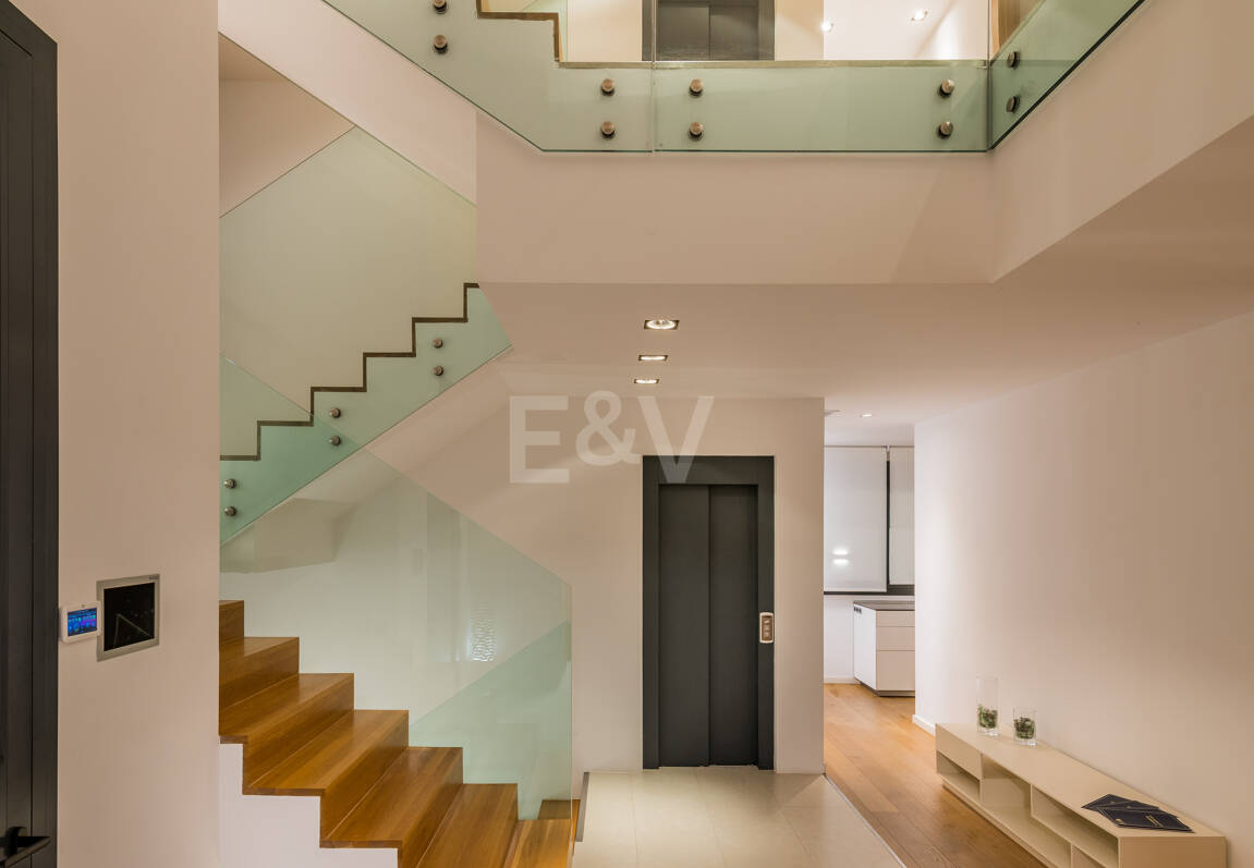 Villa en première ligne de plage contemporaine. Prix de 7,500 € à 17 000 € par semaine.