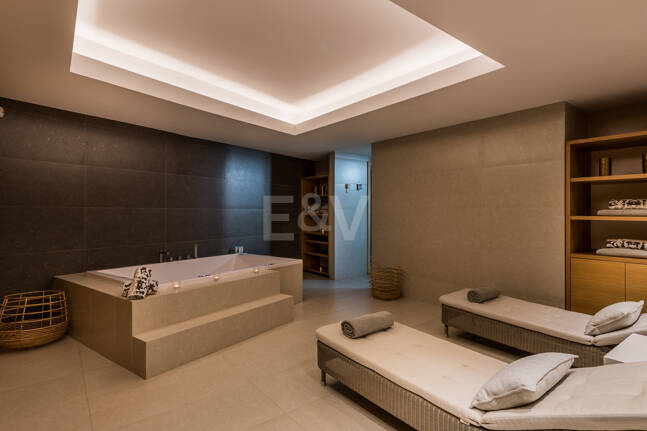 Villa en première ligne de plage contemporaine. Prix de 7,500 € à 17 000 € par semaine.