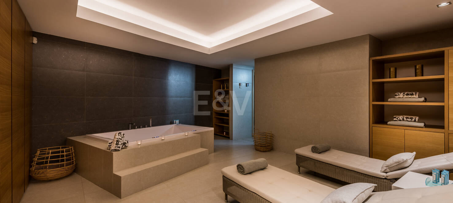 Villa en première ligne de plage contemporaine. Prix de 7,500 € à 17 000 € par semaine.