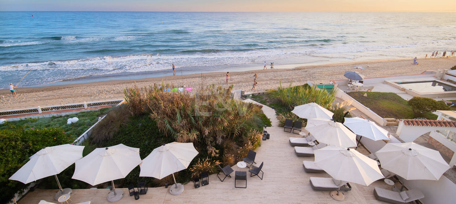 Villa en première ligne de plage contemporaine. Prix de 7,500 € à 17 000 € par semaine.