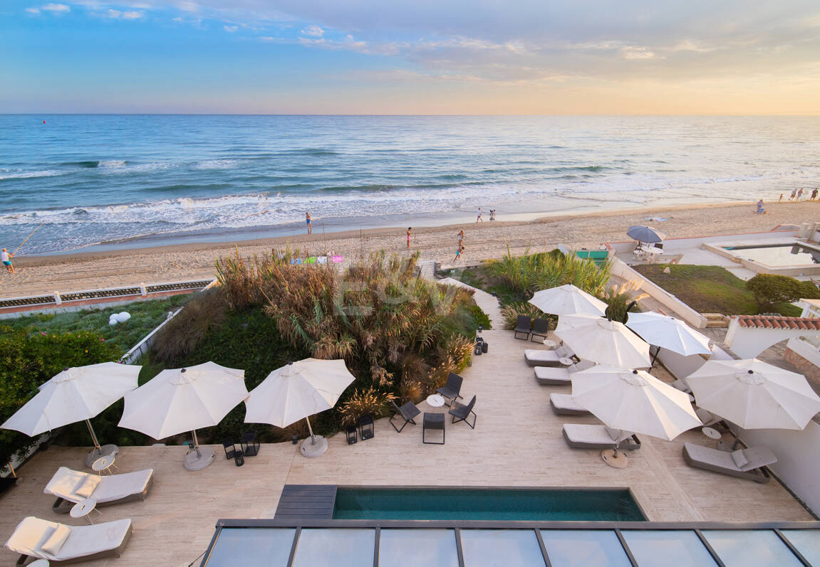 Villa en première ligne de plage contemporaine. Prix de 7,500 € à 17 000 € par semaine.