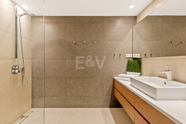 Villa en première ligne de plage contemporaine. Prix de 7,500 € à 17 000 € par semaine.