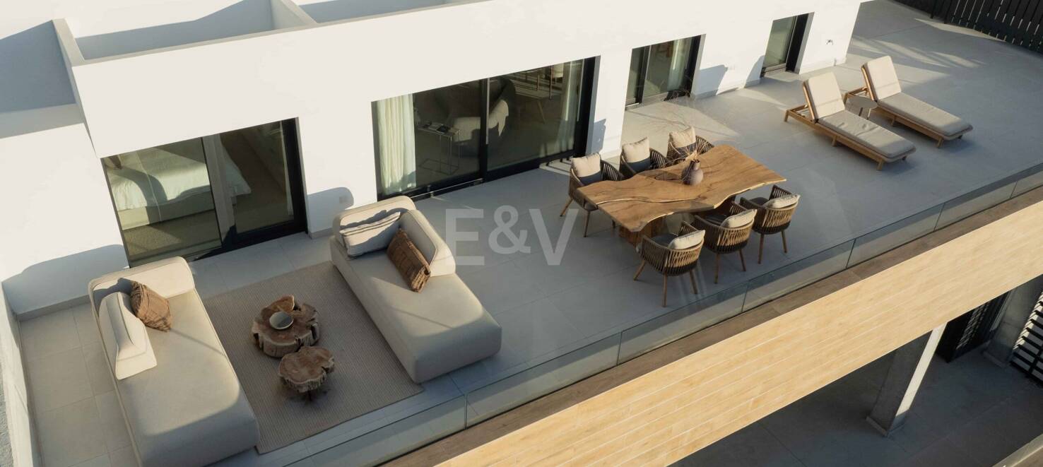 Ático en Altos de Los Monteros con impresionantes vistas panorámicas