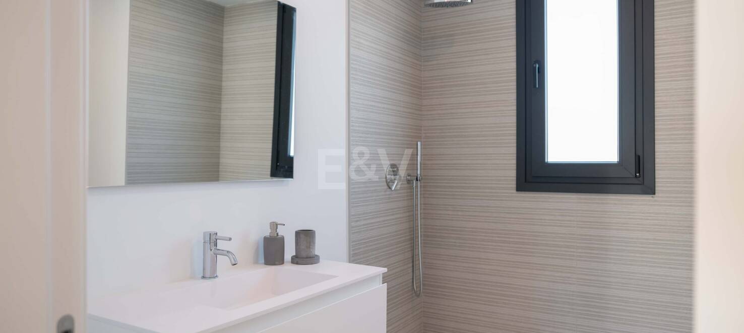 Ático en Altos de Los Monteros con impresionantes vistas panorámicas