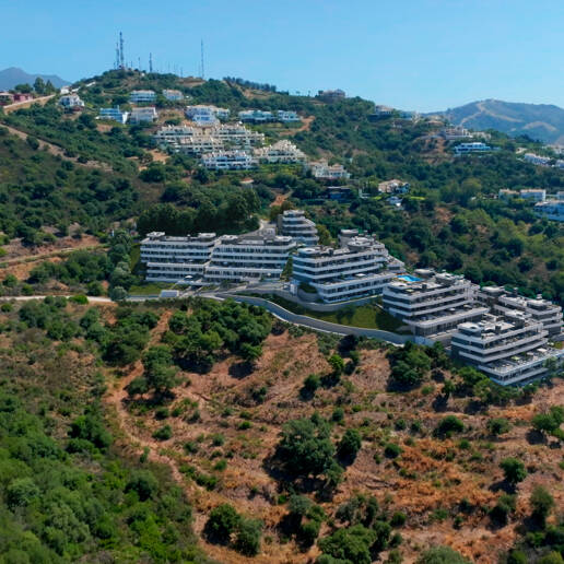 Lyxlägenhet i Los Altos de Los Monteros med panoramautsikt