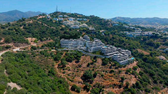 Apartamento de lujo en Los Altos de Los Monteros con vistas panorámicas