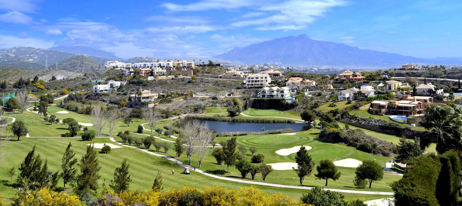 Villas Vanguardistas con Vistas Panorámicas al Mar y Tranquilidad de Golf