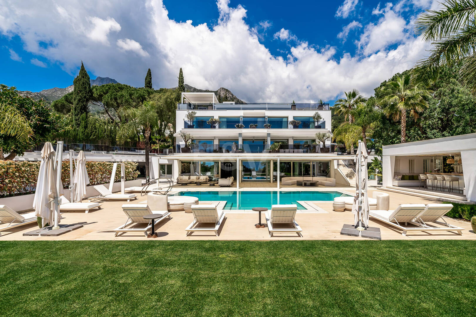 Bijoux architectural moderne Cascada de Camoján. Prix à partir de 48 000 € par semaine