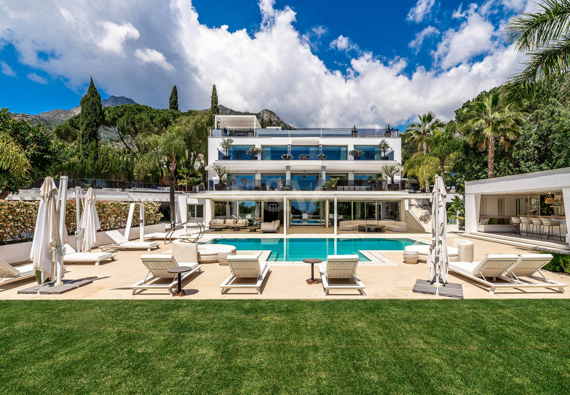 Bijoux architectural moderne Cascada de Camoján. Prix à partir de 48 000 € par semaine