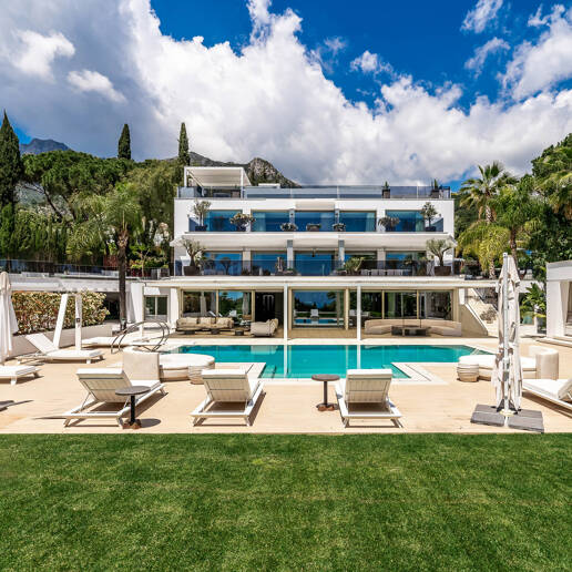 Bijoux architectural moderne Cascada de Camoján. Prix à partir de 48 000 € par semaine
