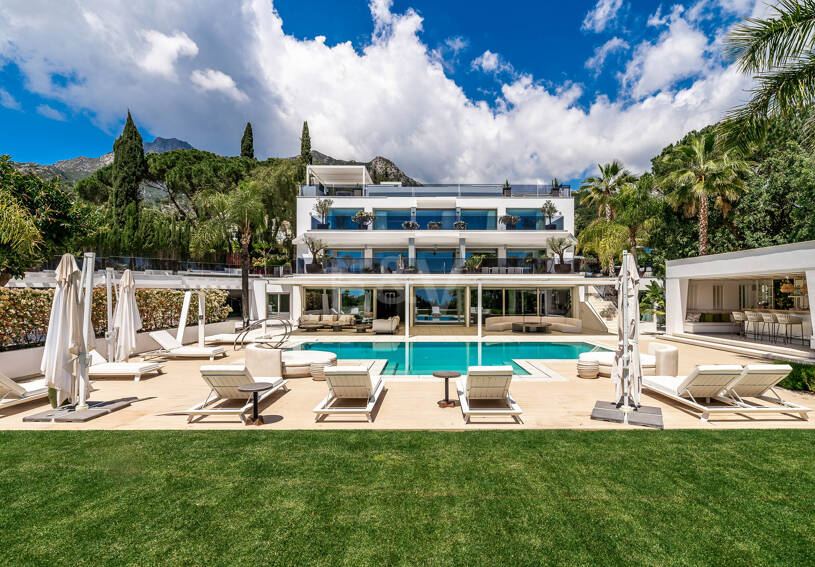 Bijoux architectural moderne Cascada de Camoján. Prix à partir de 48 000 € par semaine