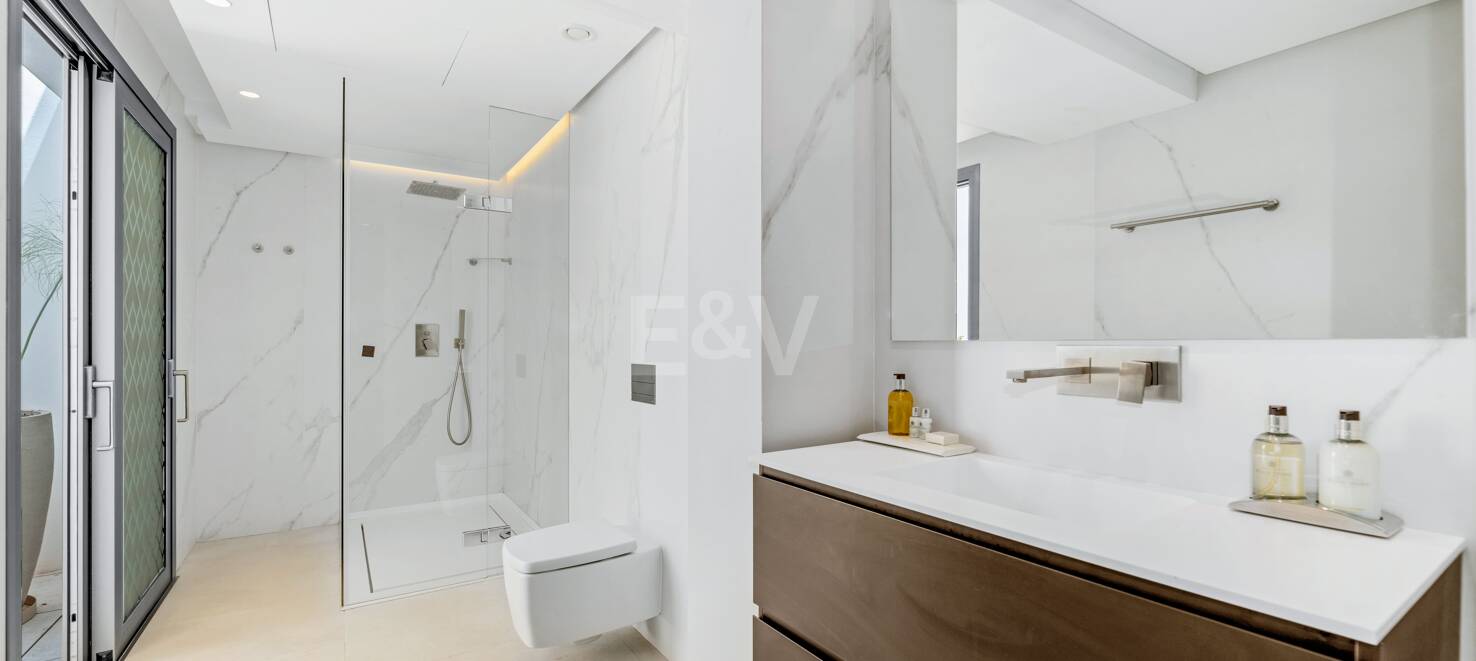 Bijoux architectural moderne Cascada de Camoján. Prix à partir de 48 000 € par semaine