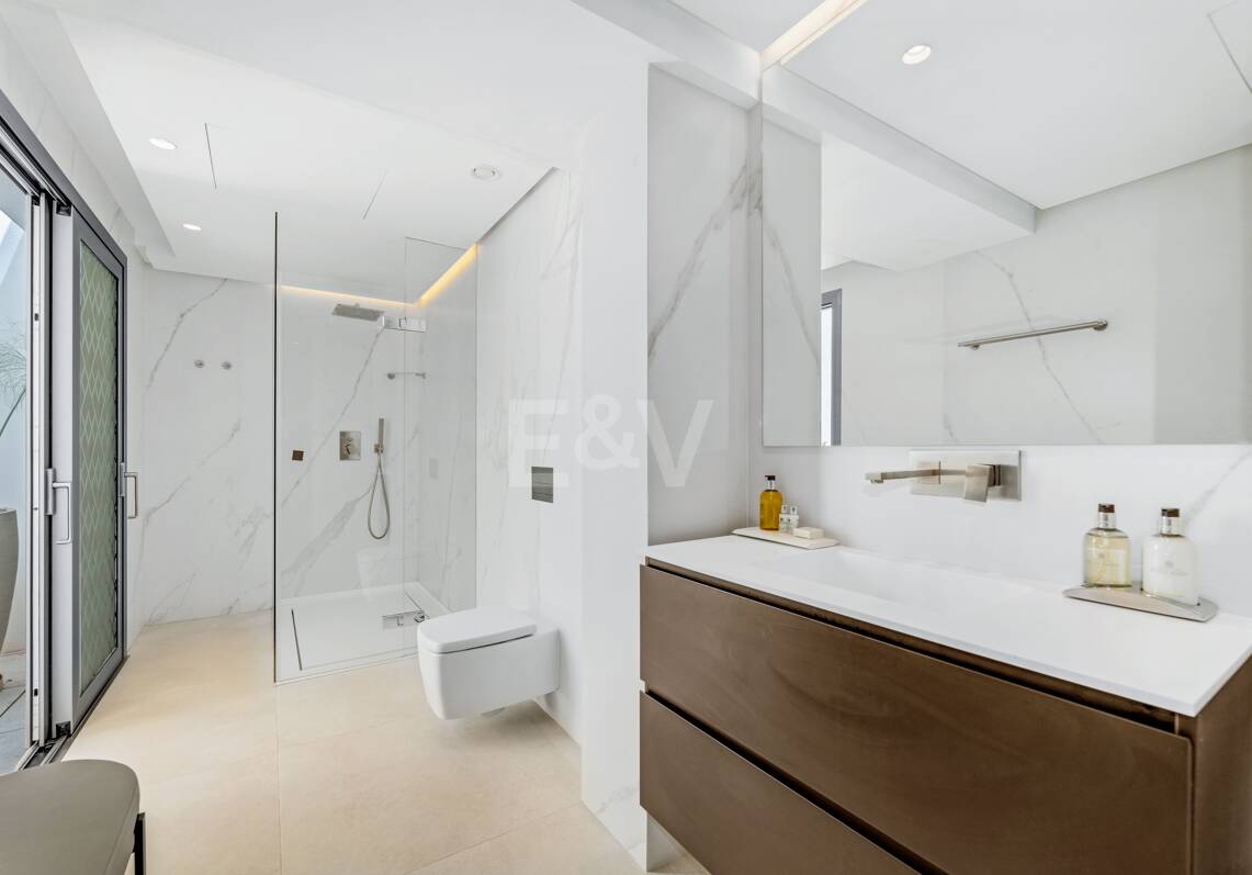 Modern arkitektonisk juvel Cascada de Camoján. Priser från €48 000 per vecka