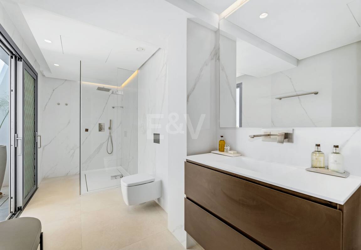 Bijoux architectural moderne Cascada de Camoján. Prix à partir de 48 000 € par semaine