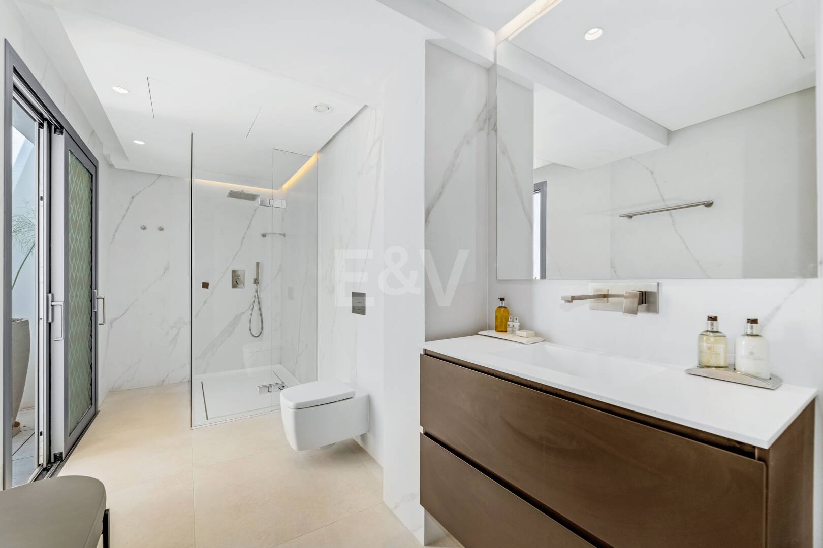 Bijoux architectural moderne Cascada de Camoján. Prix à partir de 48 000 € par semaine