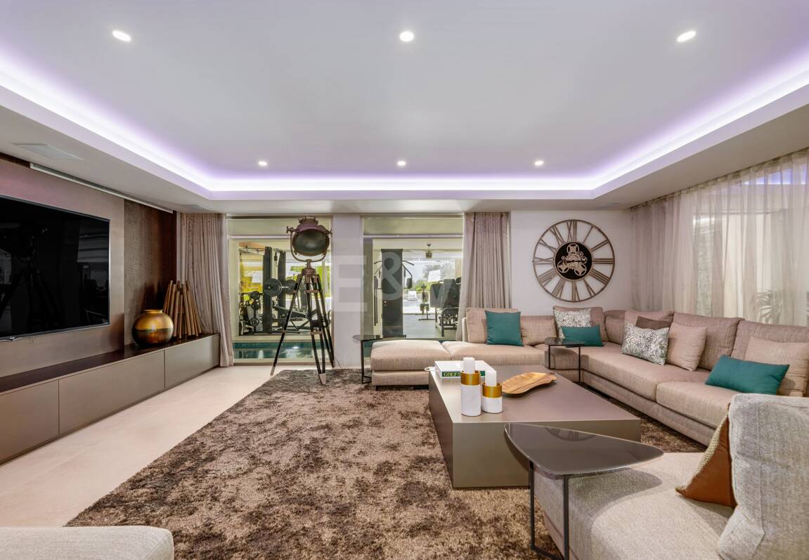 Bijoux architectural moderne Cascada de Camoján. Prix à partir de 48 000 € par semaine