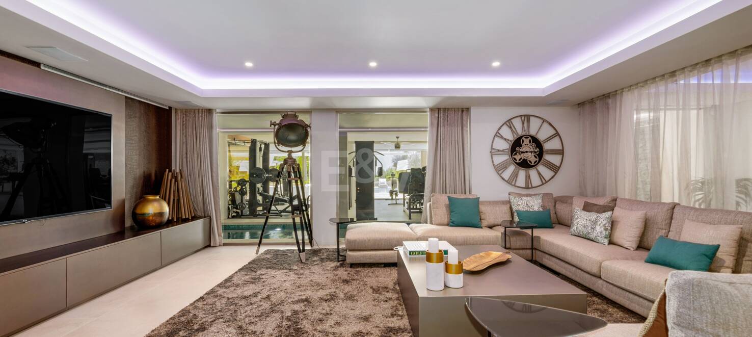 Bijoux architectural moderne Cascada de Camoján. Prix à partir de 48 000 € par semaine