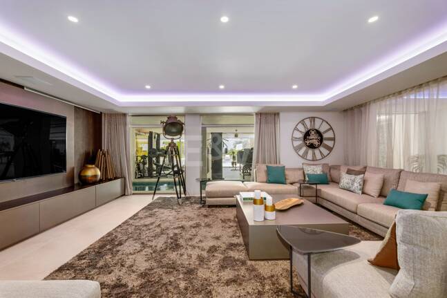 Bijoux architectural moderne Cascada de Camoján. Prix à partir de 48 000 € par semaine