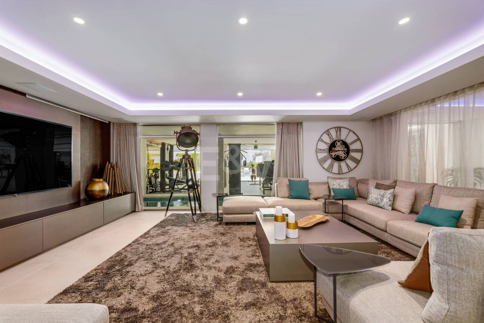 Nowoczesny klejnot architektoniczny Cascada de Camoján. Ceny od 48 000 EUR tygodniowo