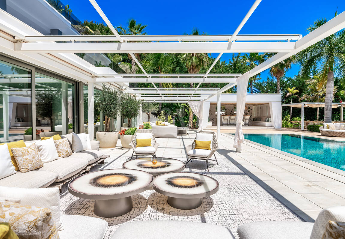 Bijoux architectural moderne Cascada de Camoján. Prix à partir de 48 000 € par semaine