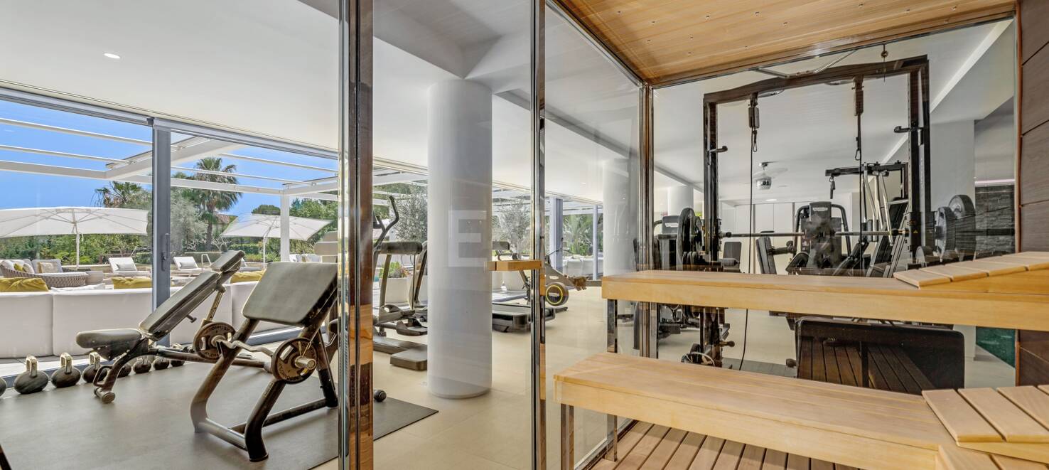 Bijoux architectural moderne Cascada de Camoján. Prix à partir de 48 000 € par semaine