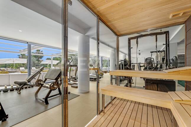 Bijoux architectural moderne Cascada de Camoján. Prix à partir de 48 000 € par semaine