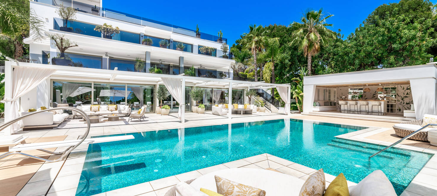 Bijoux architectural moderne Cascada de Camoján. Prix à partir de 48 000 € par semaine
