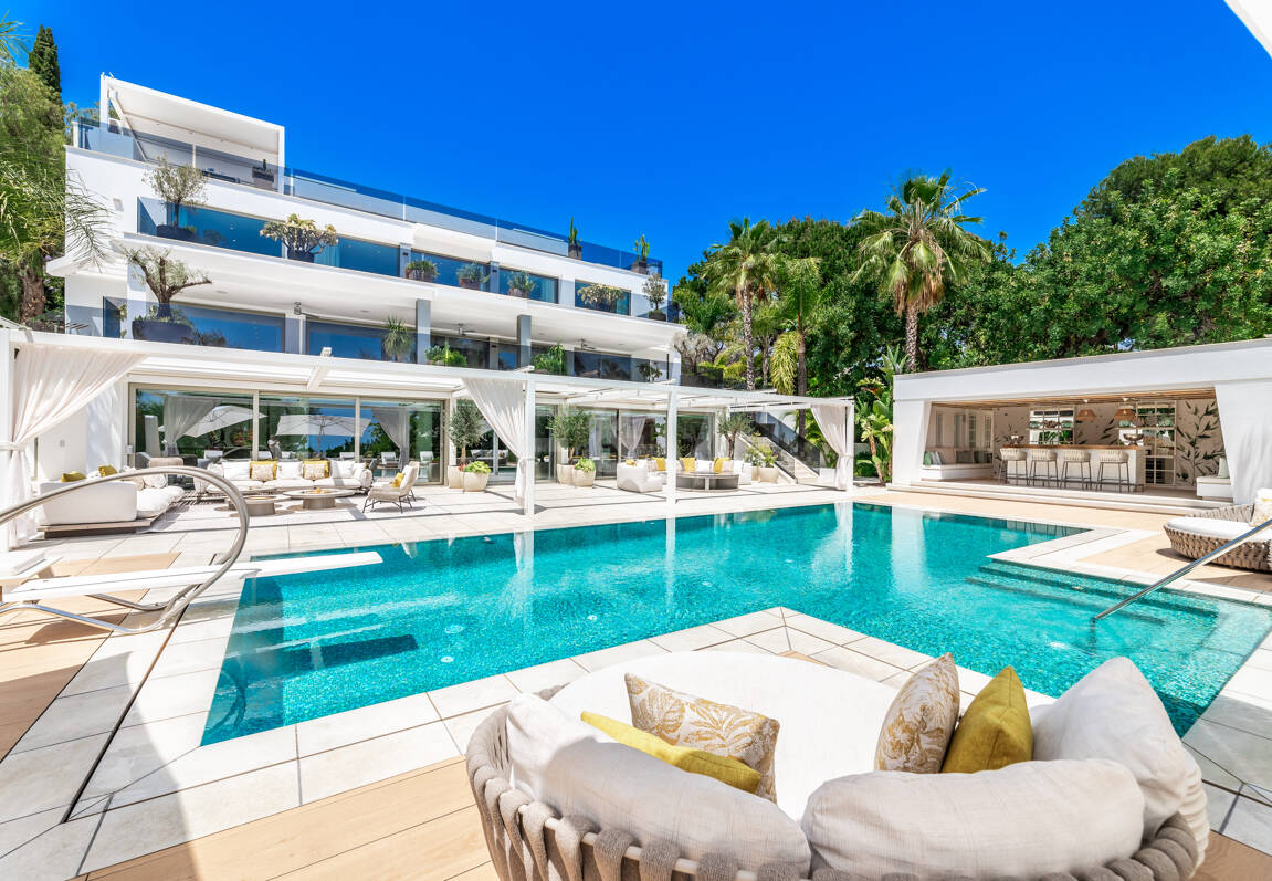 Bijoux architectural moderne Cascada de Camoján. Prix à partir de 48 000 € par semaine