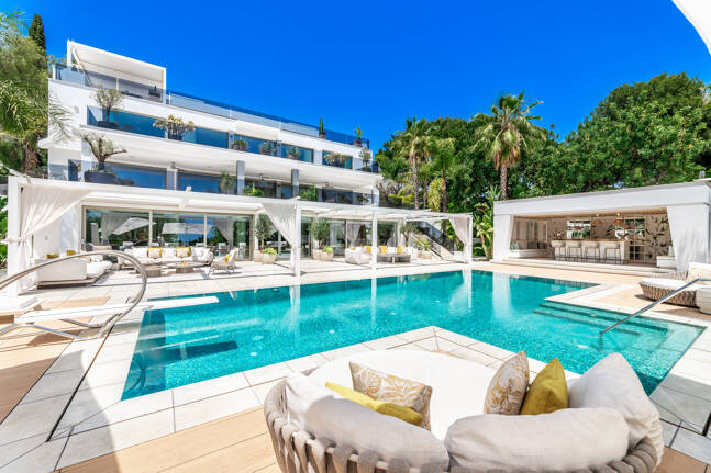 Bijoux architectural moderne Cascada de Camoján. Prix à partir de 48 000 € par semaine