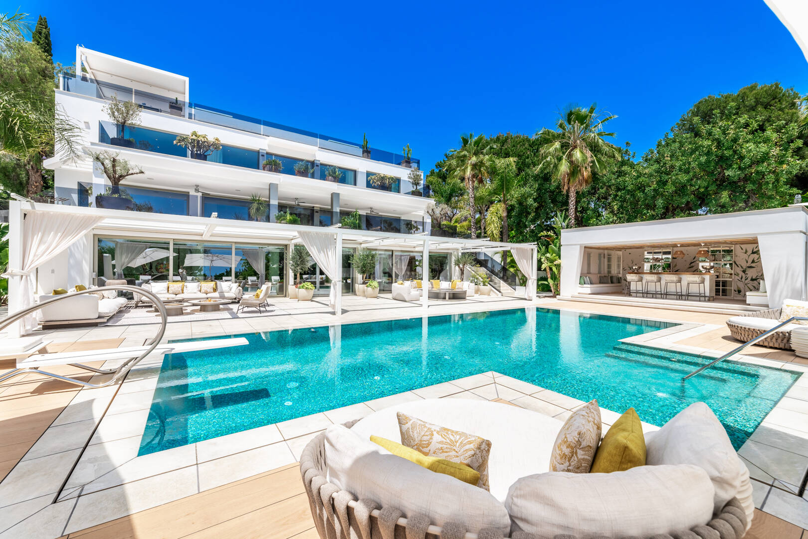 Bijoux architectural moderne Cascada de Camoján. Prix à partir de 48 000 € par semaine