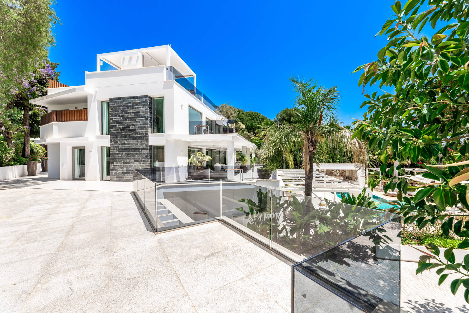 Nowoczesny klejnot architektoniczny Cascada de Camoján. Ceny od 48 000 EUR tygodniowo