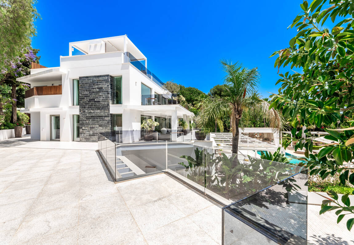 Bijoux architectural moderne Cascada de Camoján. Prix à partir de 48 000 € par semaine