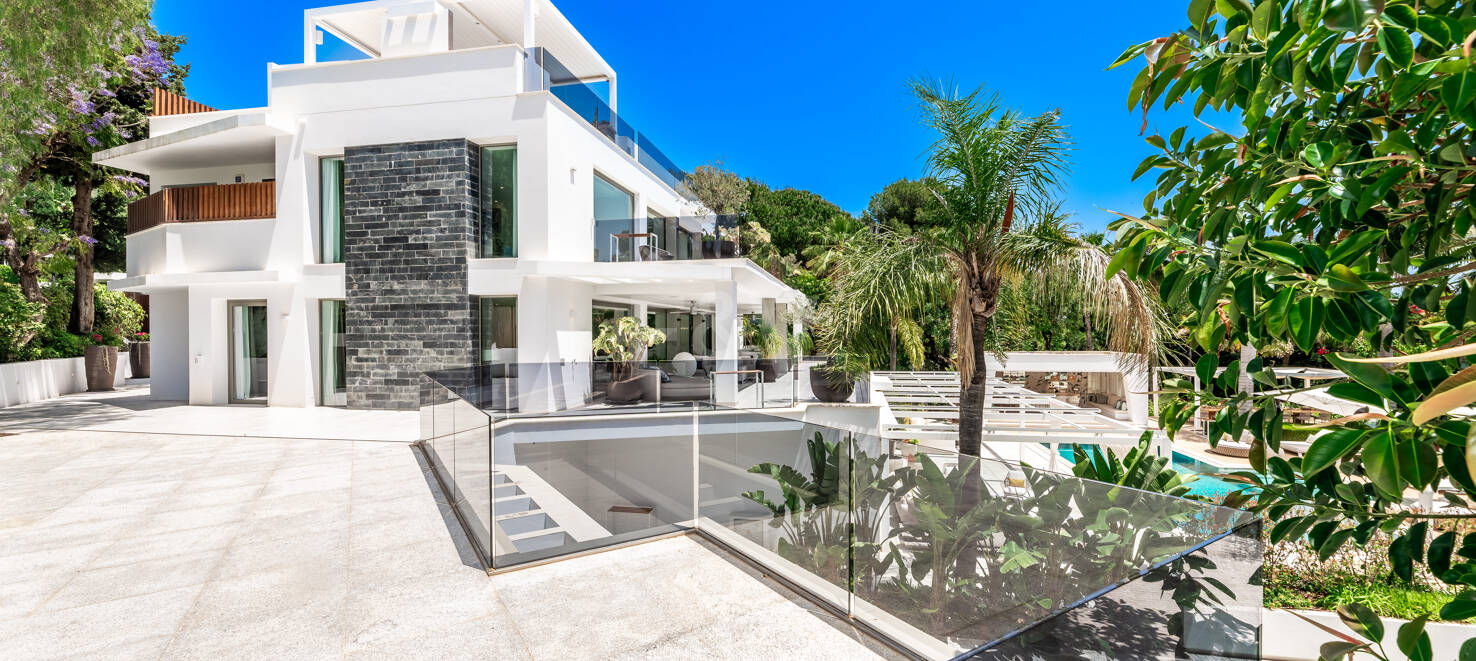 Bijoux architectural moderne Cascada de Camoján. Prix à partir de 48 000 € par semaine
