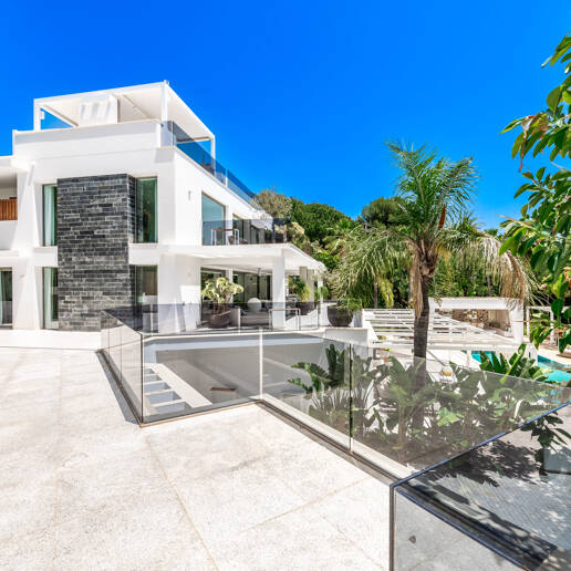 Bijoux architectural moderne Cascada de Camoján. Prix à partir de 48 000 € par semaine