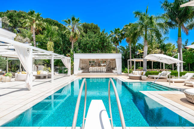 Bijoux architectural moderne Cascada de Camoján. Prix à partir de 48 000 € par semaine