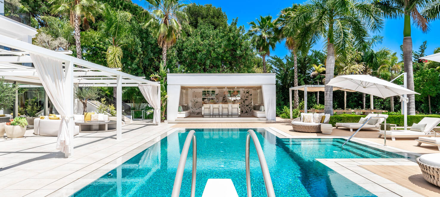Bijoux architectural moderne Cascada de Camoján. Prix à partir de 48 000 € par semaine