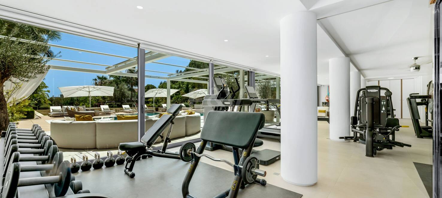 Bijoux architectural moderne Cascada de Camoján. Prix à partir de 48 000 € par semaine