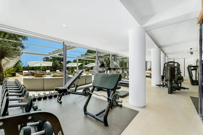 Bijoux architectural moderne Cascada de Camoján. Prix à partir de 48 000 € par semaine