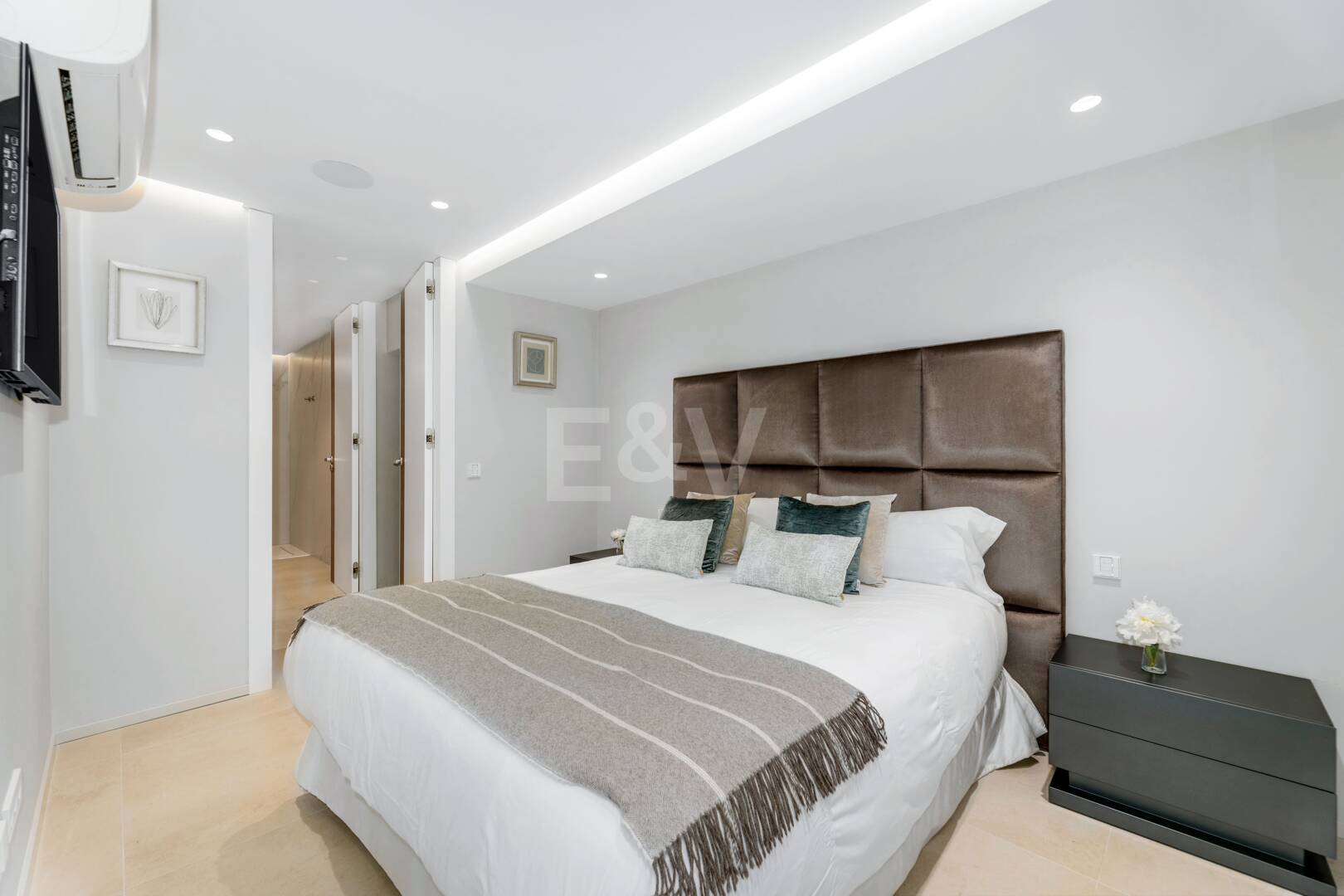 Bijoux architectural moderne Cascada de Camoján. Prix à partir de 48 000 € par semaine